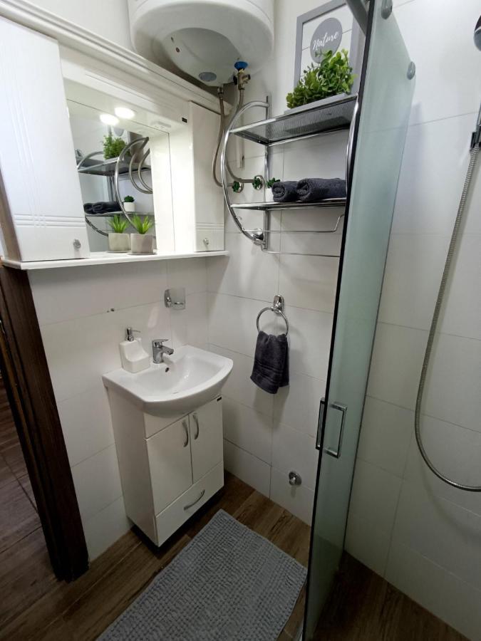 Apartment Lav